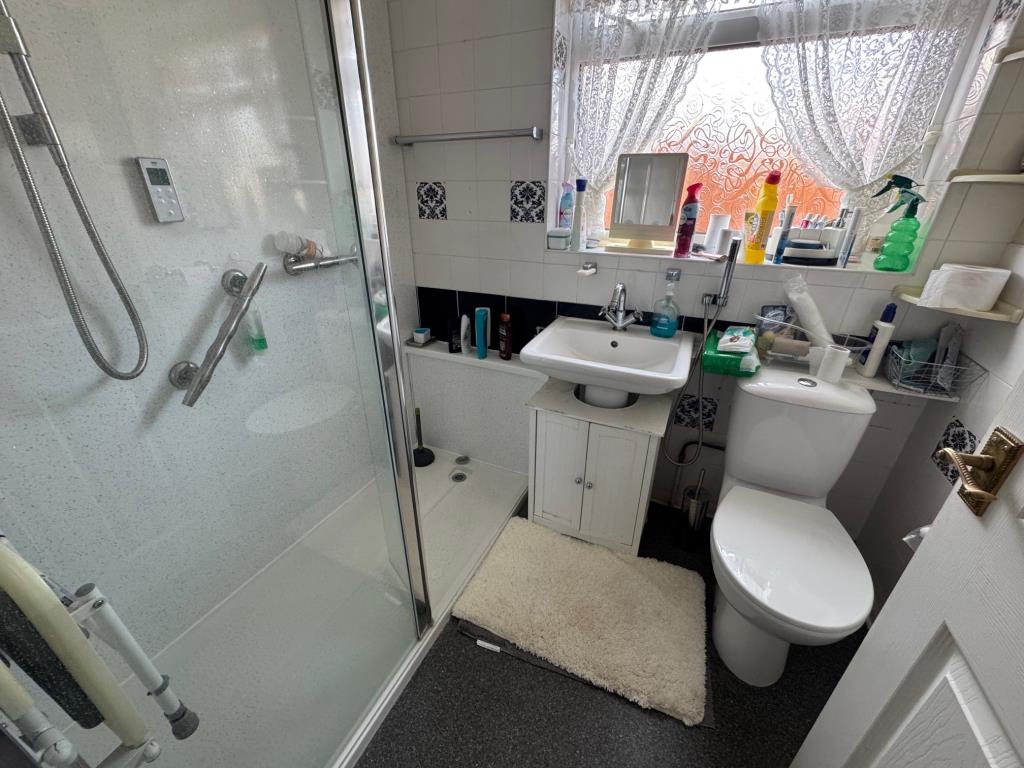 Lot: 151 - TWO-BEDROOM BUNGALOW - Shower room